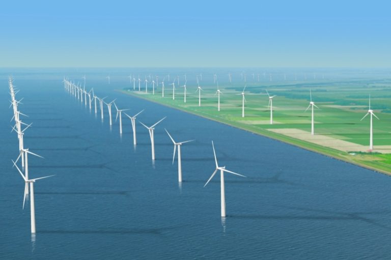 Holandia zawsze znana była jako kraj wiatraków. Wraz z rewolucją przemysłową krajobraz uległ przemianie, ale wraca do swoich korzeniu dzięki ogromnej popularności OZE w tym kraju. Holandia przyjęła bardzo ambitny plan rozwoju energetyki odnawialnej, zwłaszcza wiatrowej – tak off- jak i on-shore. Holendrzy konsekwentnie realizują te plany, co sprawiło, że w minionym roku w kraju tym zainstalowano 822 MW nowych mocy wiatrowych. Jak informuje Nederlandse WindEnergie Associatie (NWEA, Holenderskie Stowarzyszenie Branży wiatrowej) w roku 2016 zainstalowano w Holandii 229 turbiny wiatrowe. Jak szacuje NWEA ilość energii produkowana przez te instalacje wystarczy dla około 450 tysięcy osób. Znaczna część z tych mocy to instalacje morskie. Całkowita moc wiatraków off-shore w Holandii wynosi niemalże 960 MW, z czego dwie trzecie to turbiny uruchomione w zeszłym roku. Tak duży wzrost tego sektora to wynik uruchomienia części farmy wiatrowej Gemini. Docelowo instalacja ta ma mieć moc 600 MW. Farma uruchomiona ta ma być uruchomiona w pełni w bieżącym roku. Nie jest to oczywiście pierwsza tego rodzaju instalacja w tym kraju. Holandia jest jednym z krajów w których pojawiły się pierwsze turbiny off-shore, takie jak na przykład farmy Egmond aan Zee czy Prinses Amalia, które uruchomiono już niemalże dziesięć lat temu. Łączna moc tych dwóch projektów wynosi 228 MW. Lądowe instalacje wiatrowe nie pozostają w tyle. Łączna moc lądowych farm wiatrowych w Holandii wynosi 4,247 GW, z czego w zeszłym roku zainstalowano 222 MW. Nie jest to imponująca moc, zważywszy że w 2015 roku zainstalowano w tym niewielkim kraju ponad 400 MW nowych mocy wiatrowych on-shore. Cele jakie wyznaczył sobie rząd w Holandii są ambitne. Do 2020 roku potencjał farm na lądzie ma wynieść 6 GW, a farm off-shore do 2023 4,45 GW. Jak szacuje NWEA, oznacza to, że corocznie instalowanych musi być około 700 MW mocy na lądzie i 500 MW nowych mocy na morzu. Tak duża moc generowana z tego OZE przełoży się na udział źródeł odnawialnych w krajowym miksie energetycznym wynoszący 16% w 2023 roku. Aby umożliwić tak duży wzrost mocy off-shore rząd Holandii realizować chce corocznie aukcje na 700 MW nowych mocy na morzu. W 2016 roku aukcje w strefie Borssele I oraz II wygrał koncern DONG z ceną prądu na poziomie 72,7 euro/MWh, a w strefach III i IV konsorcjum firm Shell, Van Oord, Eneco oraz Mitsubishi/DGE przy cenie 54,5 euro/MWh. Ceny te są dużo niższe od zakładanej w aukcji maksymalnej, granicznej ceny na poziomie 119,75 euro/MWh.