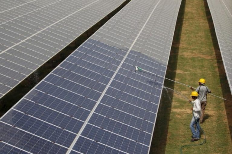 Indie uruchomiły największą farmę solarną na świecie.