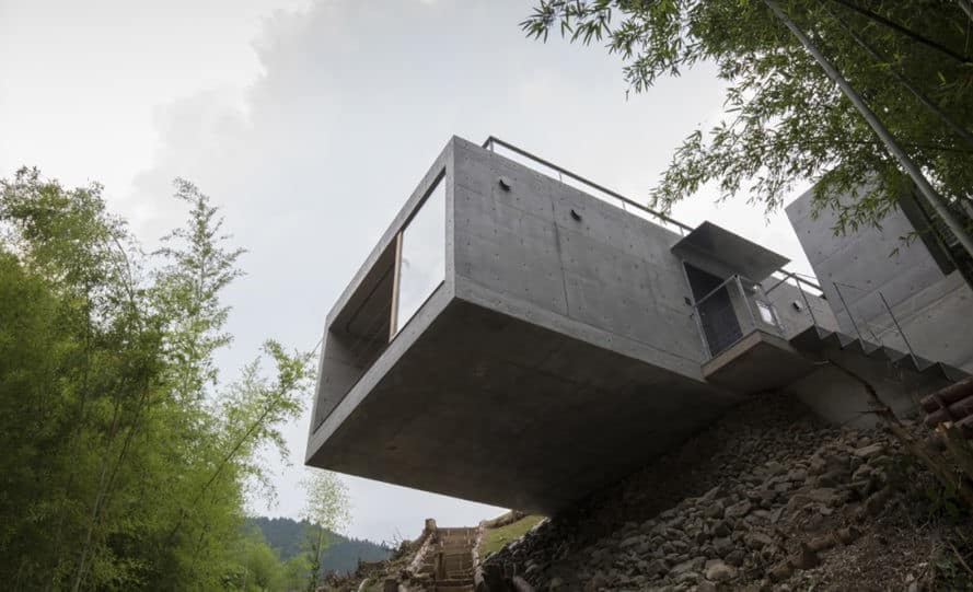 Villa in Amagawa, concrete holiday villa in Japan, Planet Creations, cantilevered house, green-roofed concrete villa