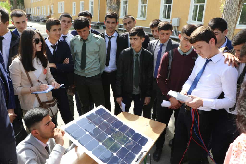 W ramach Projektu Tadżykistan studenci z AGH edukowali swoich tadżyckich rówieśników w zakresie energii odnawialnej fot. Magdalena Stawinski 1