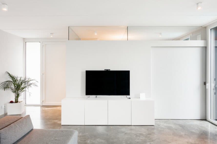telewizor w salonie w minimalistycznym domu