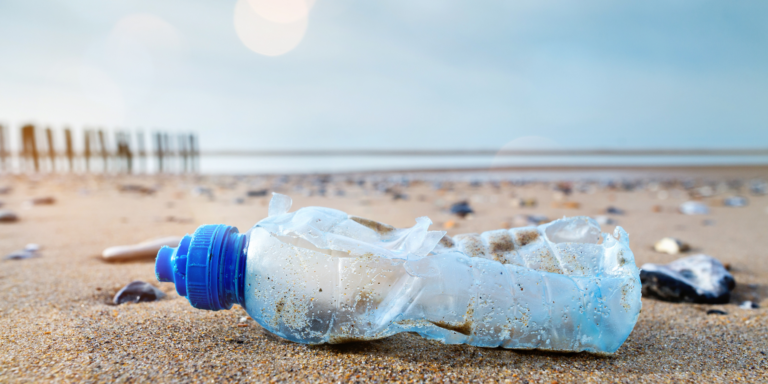 30 tys. butelek na minutę. W takim tempie zanieczyszczane jest Morze Śródziemne