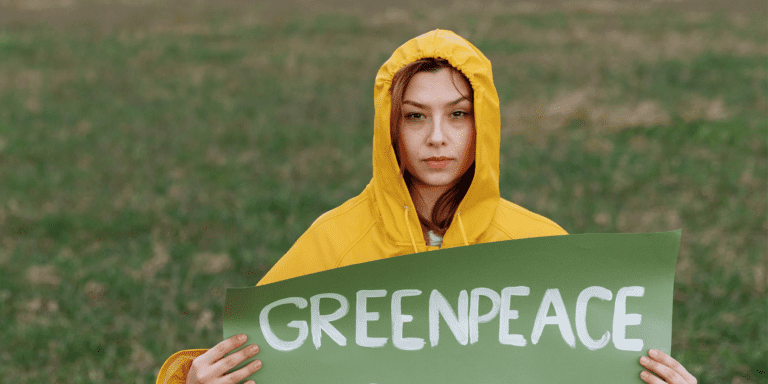 Greenpeace i ugrupowania neonazistowskie? Brytyjska lista organizacji potencjalnie niebezpiecznych