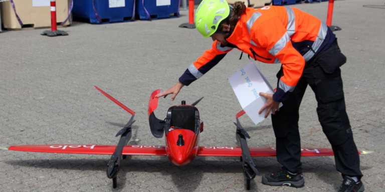 Drony transportują części i narzędzia na morską farmę wiatrową