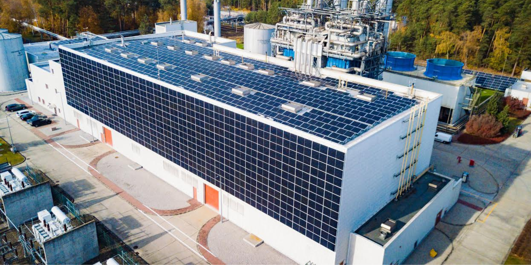 Polska elektrociepłownia gazowa pokryta panelami fotowoltaicznymi