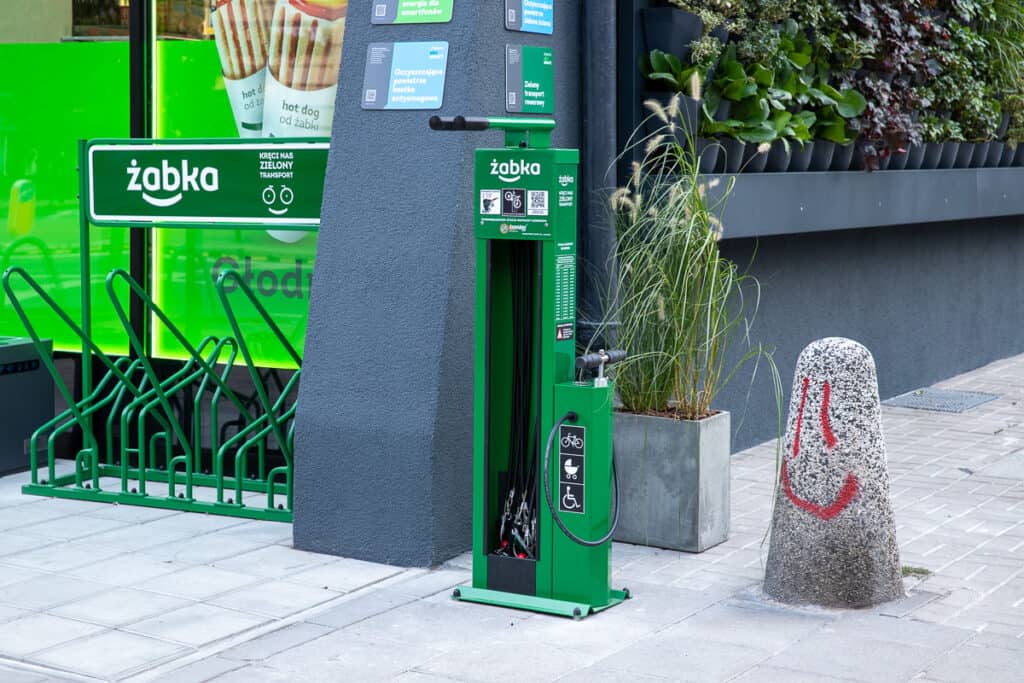 Zabka Eko Smart stacja napraw rowerow