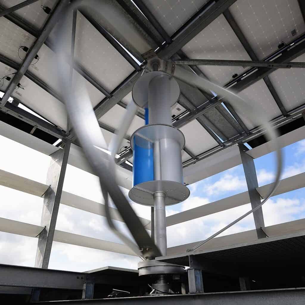 Fotowoltaika i turbiny wiatrowe na dachu dają 10 razy więcej energii niż same panele słoneczne