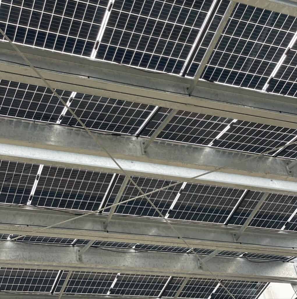 Fotowoltaika i turbiny wiatrowe na dachu dają 10 razy więcej energii niż same panele słoneczne
