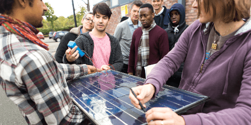 Mieszkańcy Londynu zazieleniają miasto, montują panele fotowoltaiczne i magazyny energii