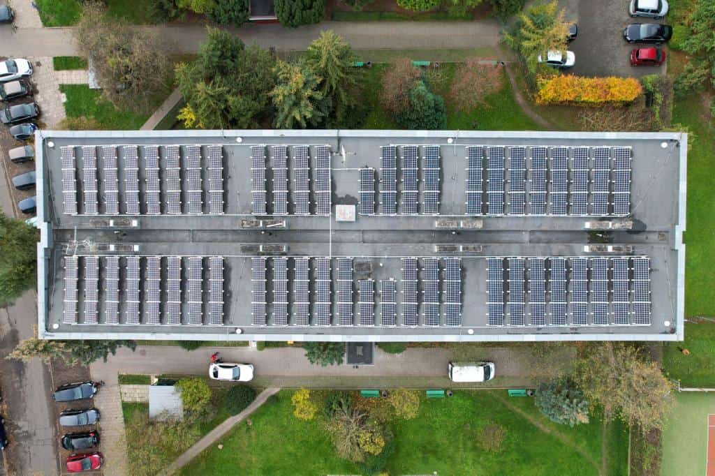 Polskie uniwersytety stawiają na energię słoneczną i oszczędzają 100 tys. zł rocznie