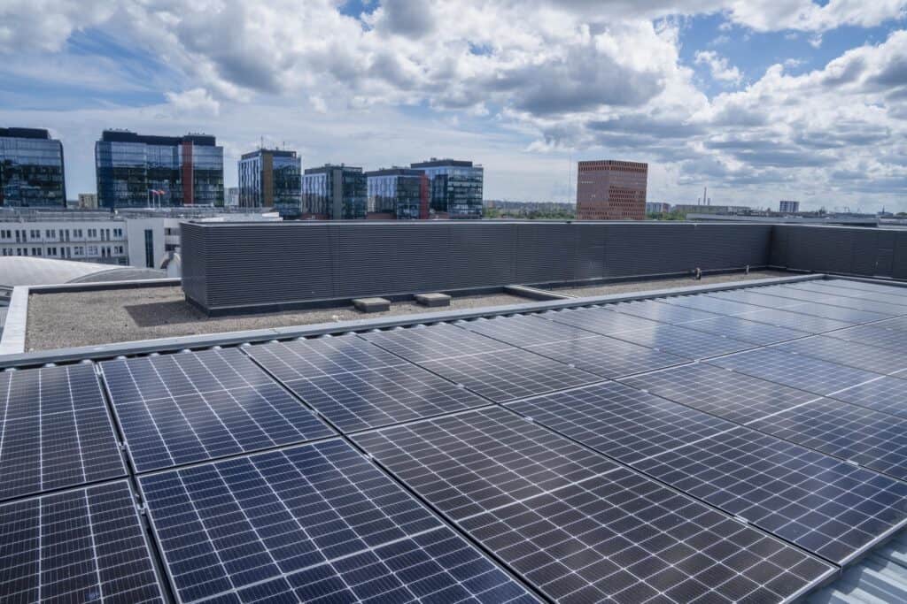 Polskie uniwersytety stawiają na energię słoneczną i oszczędzają 100 tys. zł rocznie