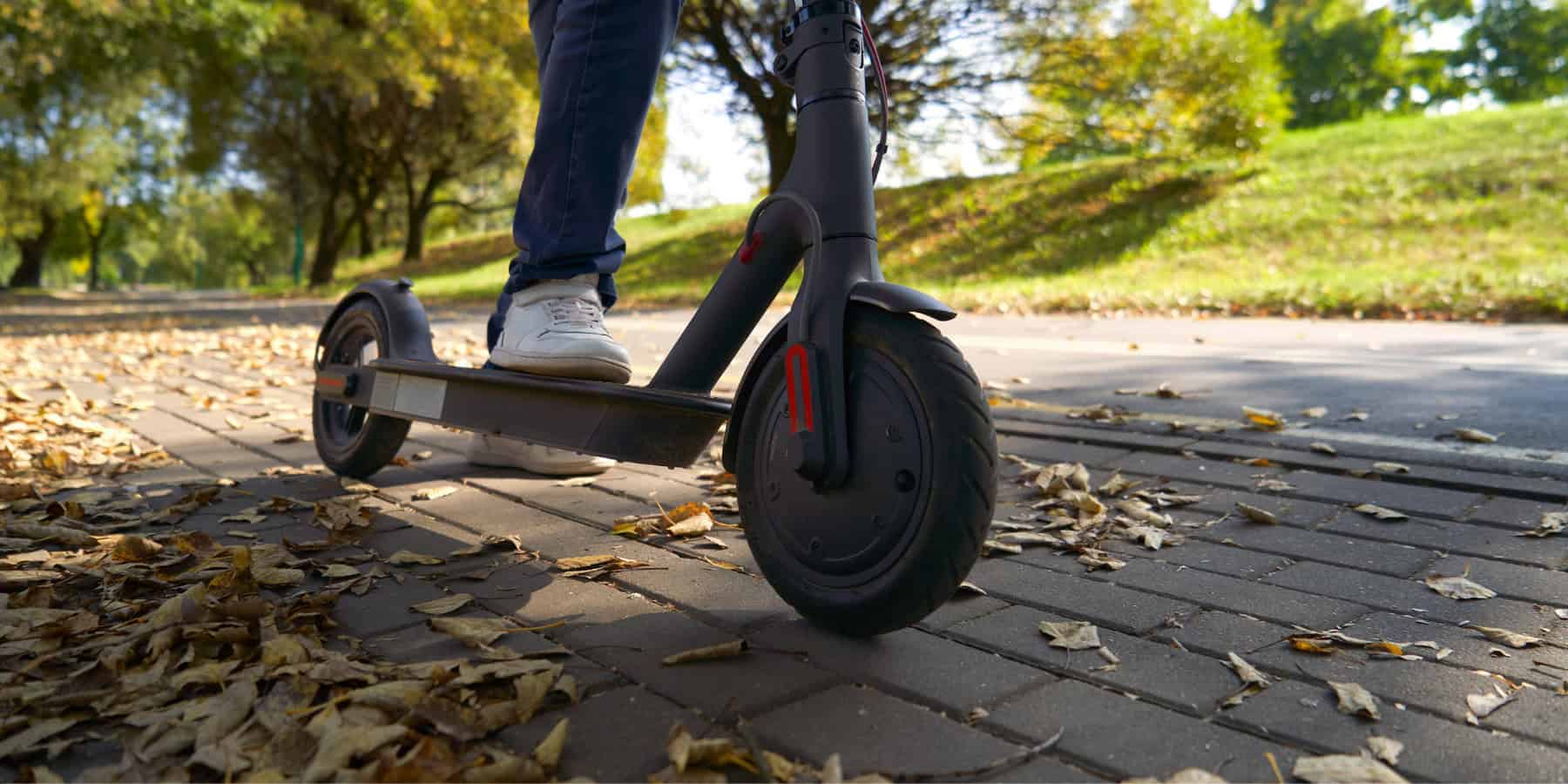 Coraz częściej jeździmy elektrycznymi hulajnogami. Rośnie też liczba wypadków z ich udziałem