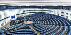 Unia łagodzi cele emisji CO2 dla aut. Przemysł motoryzacyjny uniknie miliardowych kar