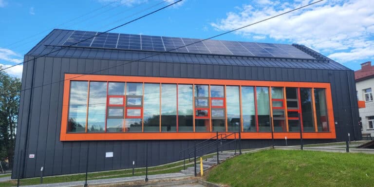 Oszczędności dzięki OZE i zaangażowaniu mieszkańców. Przykład szkoły w Świebodzinie