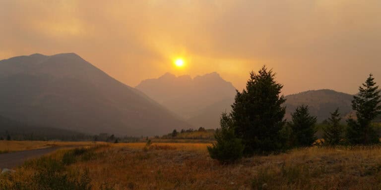 Zachodzące Słońce czerwone od dymu - skutki pożarów w Kanadzie odczuwalne w Europie