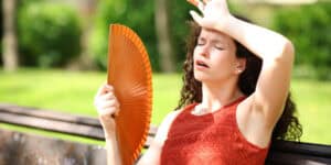 Jak ochłodzić dom i ciało podczas upałów? Praktyczny poradnik na lato